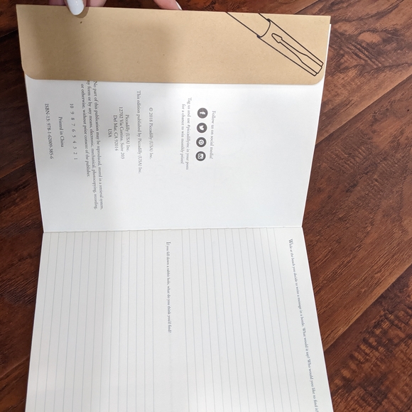 400 Writing Prompts Journal - Picture 6 of 8